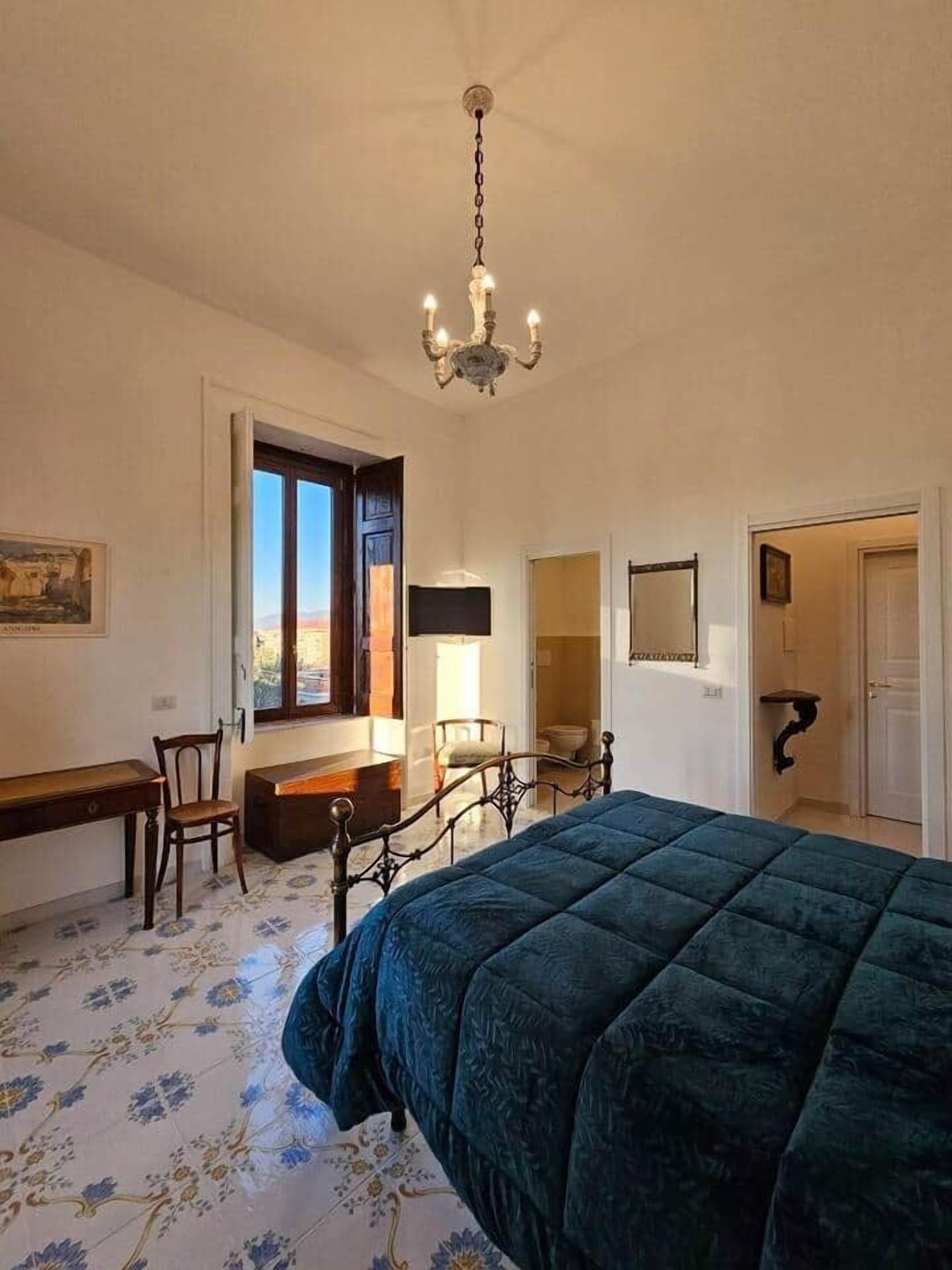 2 chambres, coffre-fort, fer et planche à repasser