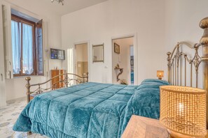 2 quartos, cofres nos quartos, ferros/tábuas de passar roupa