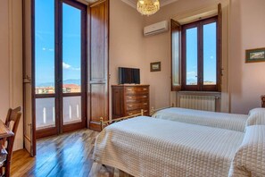 4 Schlafzimmer, Zimmersafe, Bügeleisen/Bügelbrett, Reisekinderbett