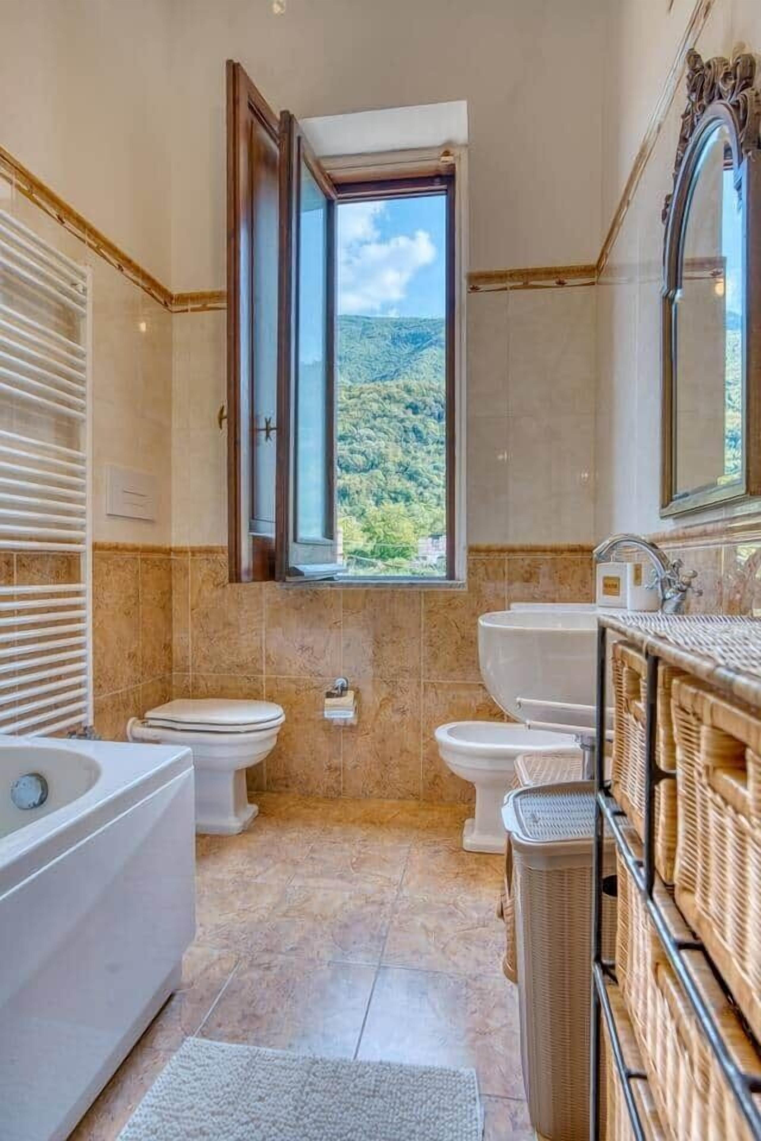 Een douche, een bubbelbad, een haardroger, een bidet