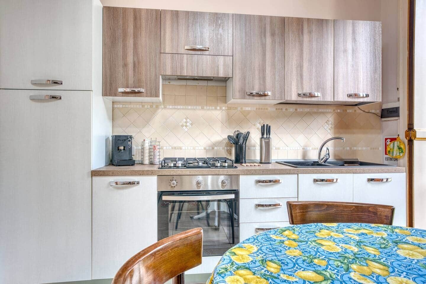 Fridge, oven, stovetop, coffee/tea maker