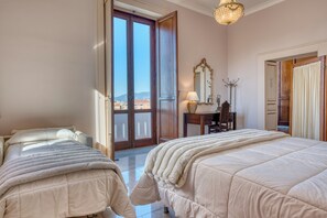 4 makuuhuonetta, tallelokero huoneessa, silitysrauta/-lauta