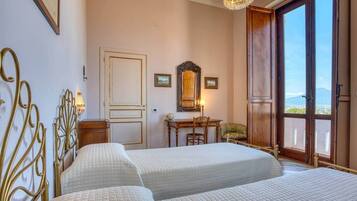 3 chambres, coffres-forts dans les chambres, fer et planche Ă repasser