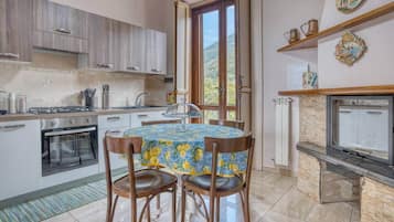 Kühlschrank, Ofen, Herdplatte, Wasserkocher mit Kaffee-/Teezubehör