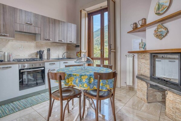 Kühlschrank, Ofen, Herdplatte, Wasserkocher mit Kaffee-/Teezubehör