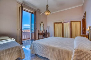 3 bedrooms, in-room safe, iron/ironing board, free WiFi - The Baronessa Apartment 19th-Century Villa near Pompeii & the Amalfi Coast (Angri)