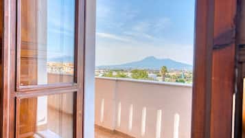 Un balcón con vistas a una montaña y al paisaje urbano.