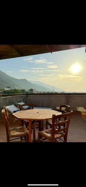 Outdoor dining - The Baronessa Apartment 19th-Century Villa near Pompeii & the Amalfi Coast (Angri)