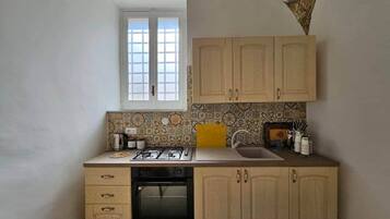 KĂŒhlschrank, Ofen, Herdplatte, Wasserkocher mit Kaffee-/Teezubehör