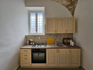 Fridge, oven, stovetop, coffee/tea maker - Villa Desiderio – Il Mosaico | Elegant apartment near Pompei (Angri)