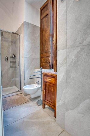 Chuveiro, secador de cabelo, bidê, toalhas de banho