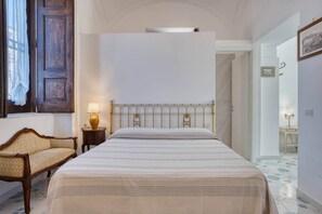 2 quartos, cofres nos quartos, ferros/tábuas de passar roupa