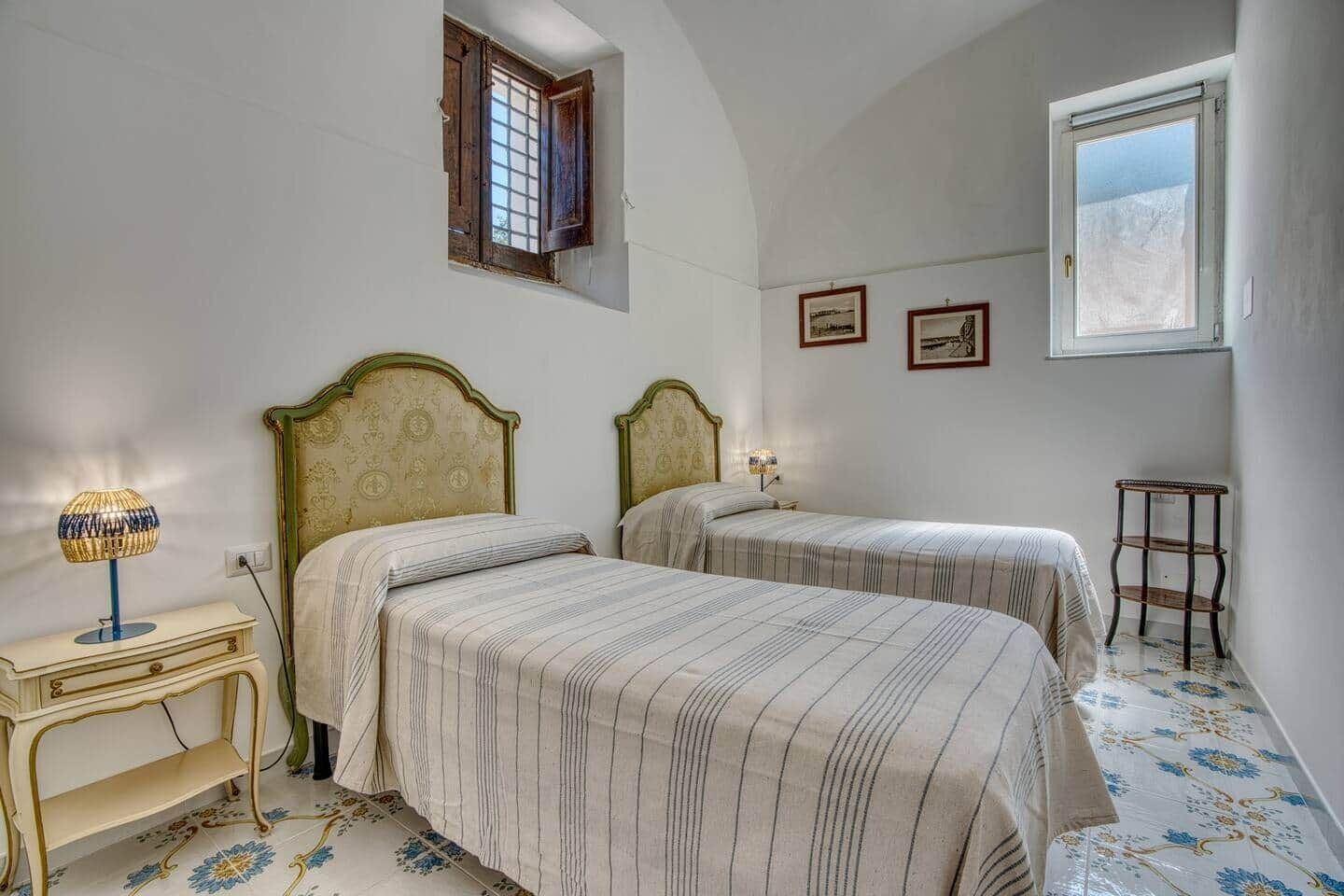 3 chambres, coffres-forts dans les chambres, fer et planche à repasser