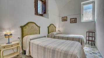 3 chambres, coffres-forts dans les chambres, fer et planche Ă repasser