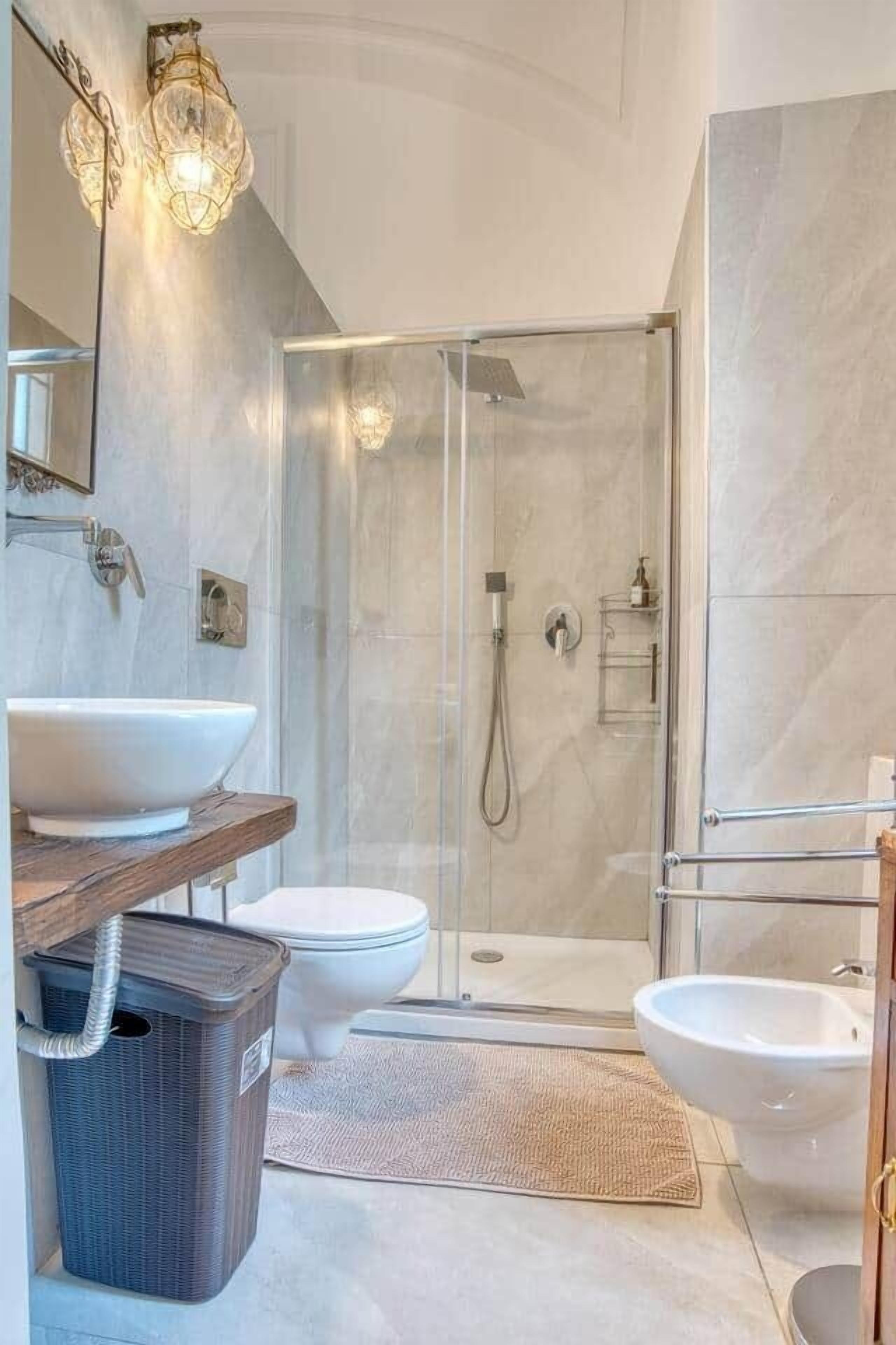Doccia, asciugacapelli, bidet, asciugamani