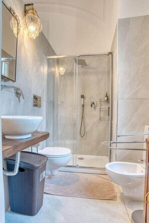 Ducha, secador de pelo, bidet, toallas