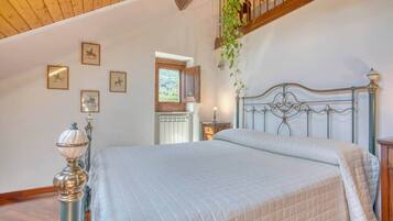 4 bedrooms, desk, iron/ironing board, free WiFi