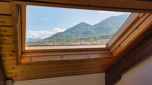 A skylight with a view of mountains and a town. - Historic Villa Apartment with Panoramic Views of Mount Vesuvius (Angri)