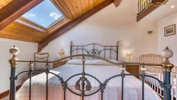 4 bedrooms, desk, iron/ironing board, free WiFi