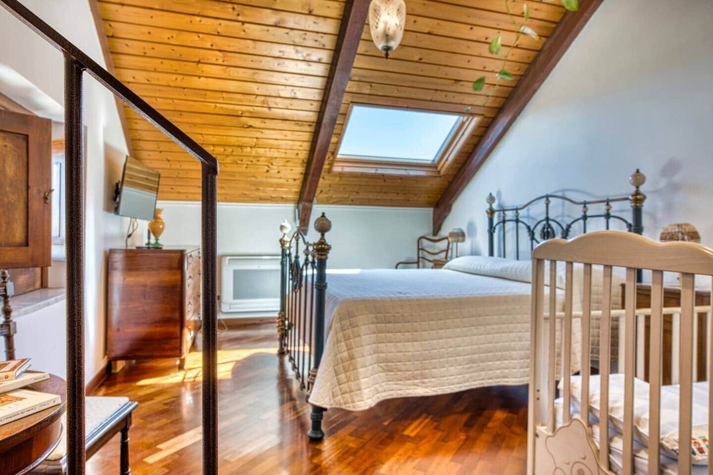 4 camere, una scrivania, ferro/asse da stiro, culla da viaggio