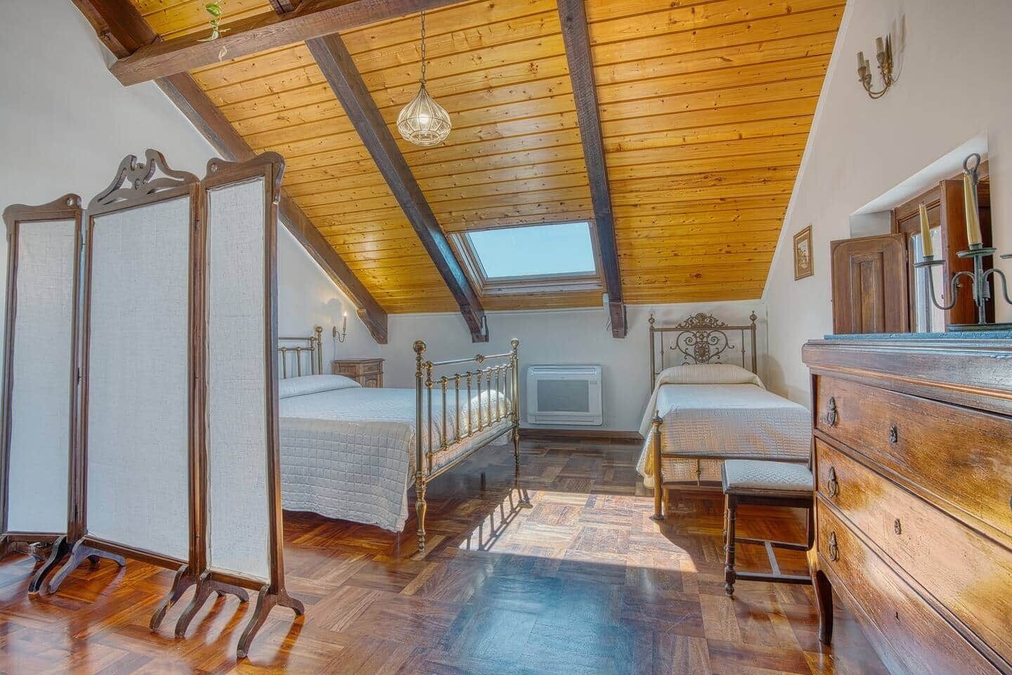 4 chambres, bureau, fer et planche à repasser, lit parapluie