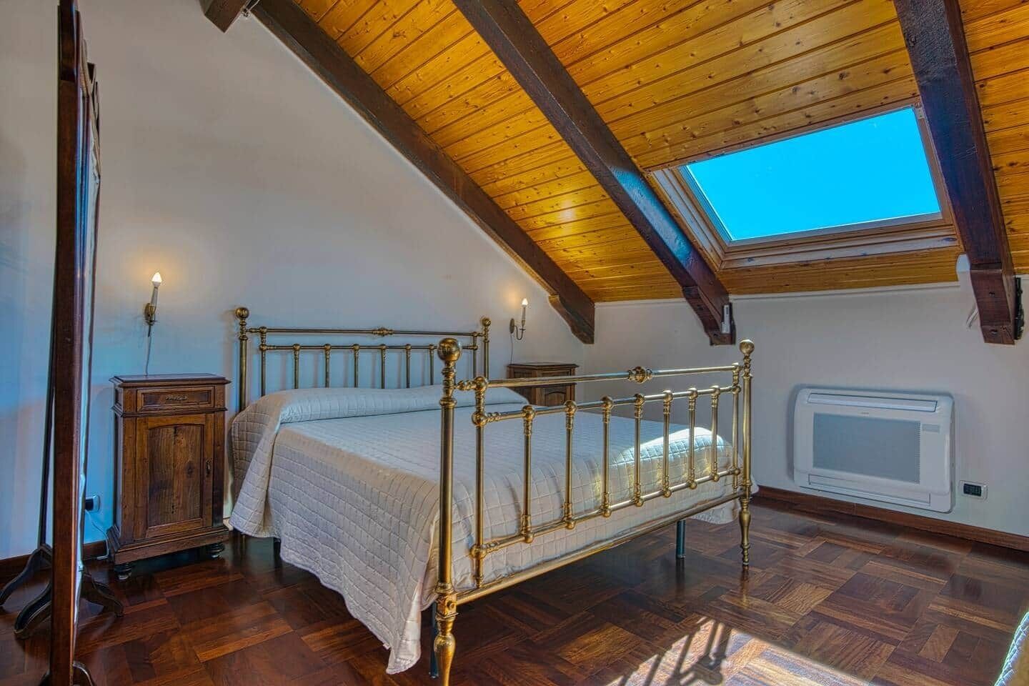 4 bedrooms, desk, iron/ironing board, free WiFi