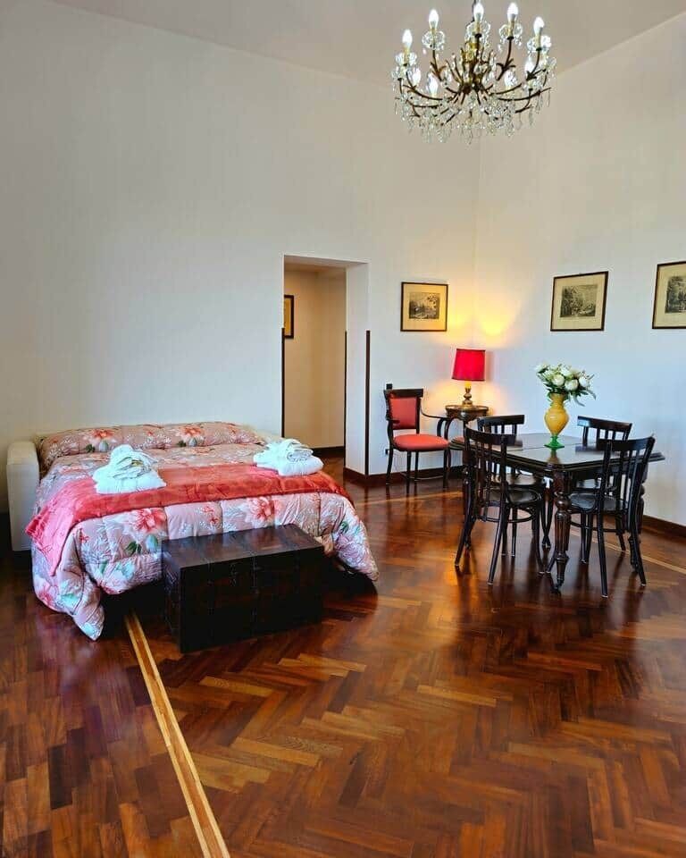 4 chambres, bureau, fer et planche à repasser, lit parapluie