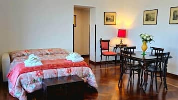 4 chambres, bureau, fer et planche Ă repasser, lit parapluie