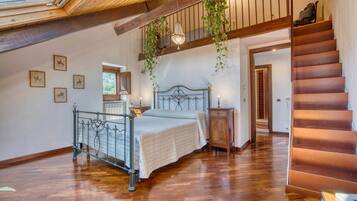 4 chambres, bureau, fer et planche à repasser, lit parapluie