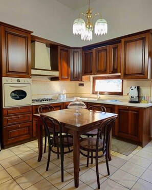 Kühlschrank, Ofen, Herdplatte, Geschirrspüler