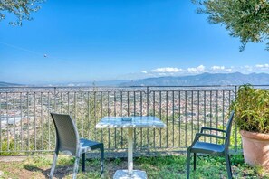 Outdoor dining - Villa Eteria – Private Panoramic Villa near Pompeii (Varo Chirico)