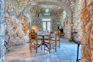 Dining - Villa Eteria – Private Panoramic Villa near Pompeii (Varo Chirico)