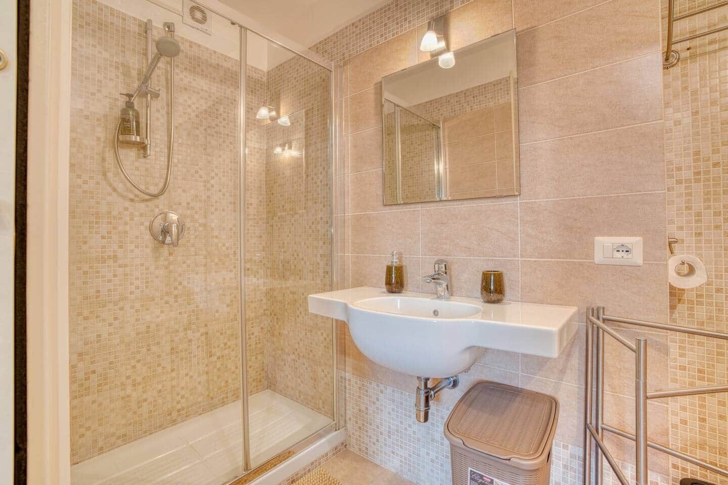 Een douche, een haardroger, een bidet, zeep