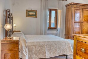 4 chambres, coffres-forts dans les chambres, fer et planche à repasser