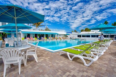 Sunset Harbor Waterfront Villa With Dock Cabana Club