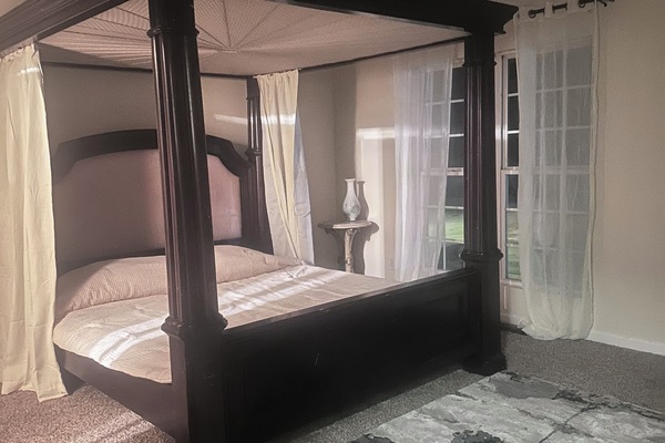 Een strijkplank/strijkijzer, wifi, beddengoed