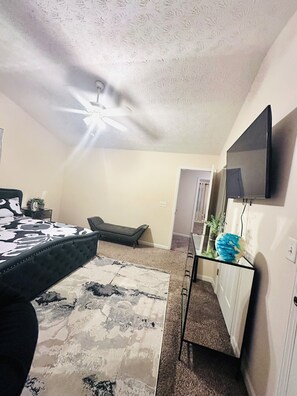 Een strijkplank/strijkijzer, wifi, beddengoed