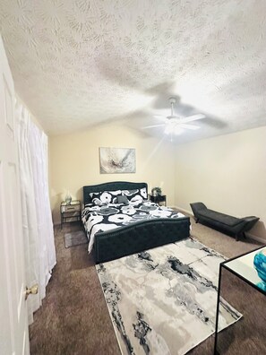 Een strijkplank/strijkijzer, wifi, beddengoed