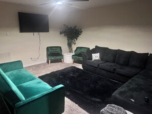 Living area - Peaceful Oasis in Stonecrest With A/C (Stonecrest)