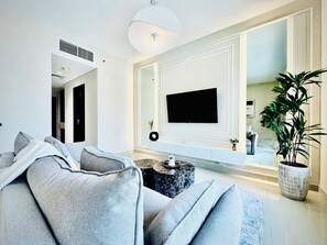 Living area - Venduras Sleek 1BR Near Burj Khalifa (Dubai)