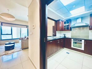 Private kitchen - Venduras Sleek 1BR Near Burj Khalifa (Dubai)