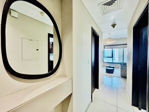 Living area - Venduras Sleek 1BR Near Burj Khalifa (Dubai)