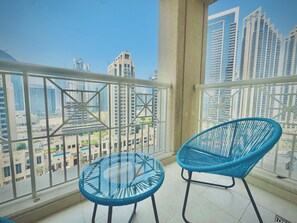 Balcony - Venduras Sleek 1BR Near Burj Khalifa (Dubai)