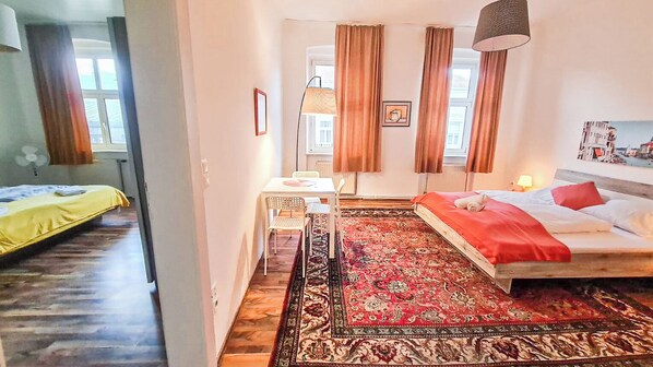 Departamento básico | Tabla de planchar con plancha y wifi gratis 