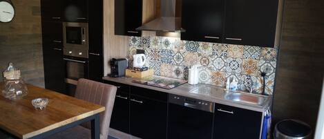 Mikrobølgeovn, ovn, kokeplater og oppvaskmaskin