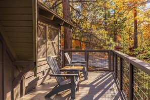 Terrace/patio - Bear Necessities ,4BR Cabin, Fireplace Near Slopes (Big Bear Lake)