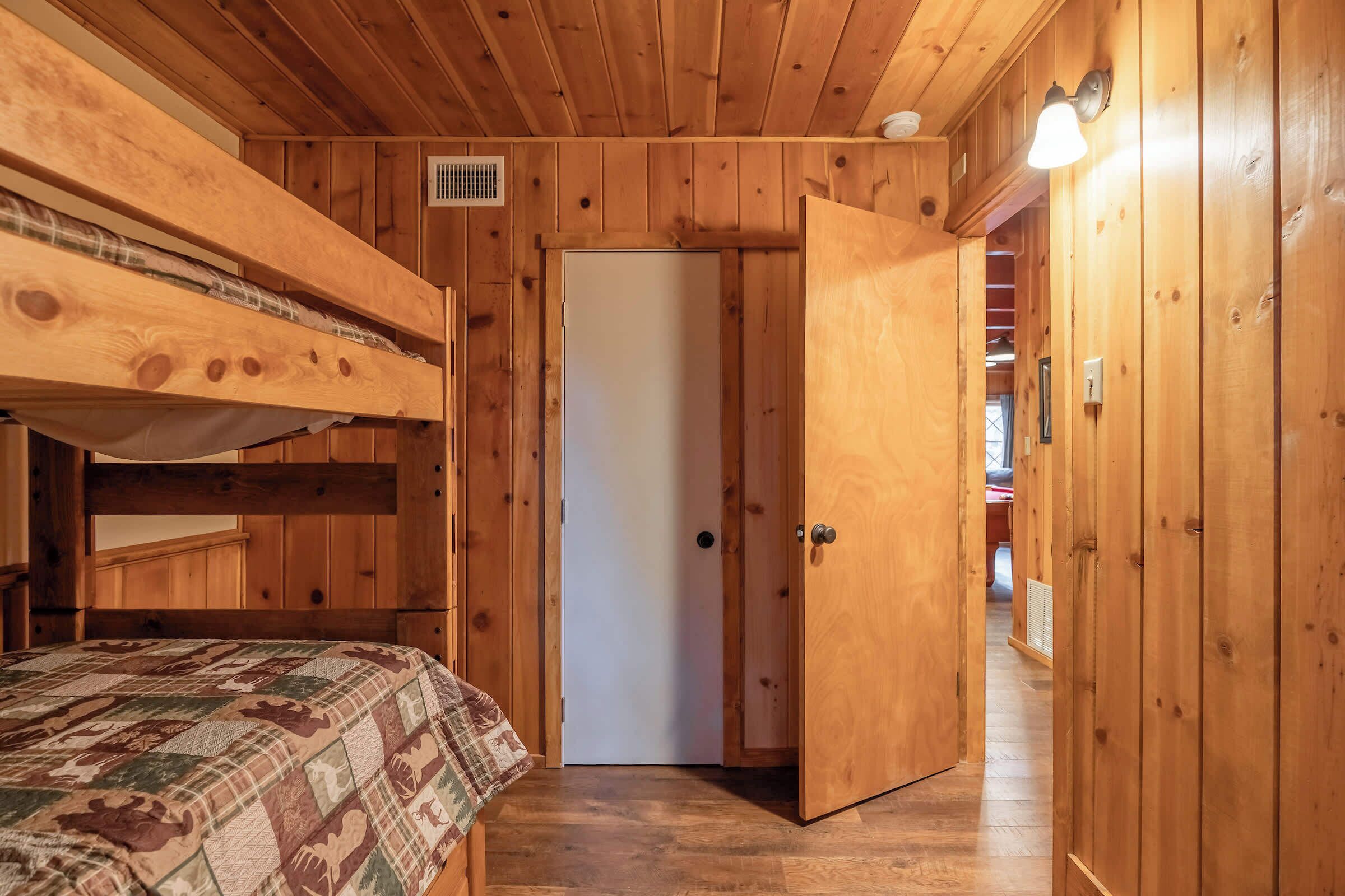 4 habitaciones, escritorio y tabla de planchar con plancha 