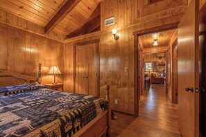 4 bedrooms, iron/ironing board, travel cot, WiFi - Bear Necessities ,4BR Cabin, Fireplace Near Slopes (Big Bear Lake)