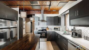 Réfrigérateur, micro-ondes, four, plaque de cuisson