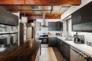 Fridge, microwave, oven, stovetop - Front LAKE Simon HOT TUB 4br 16p BEACH private (Lac-Simon)